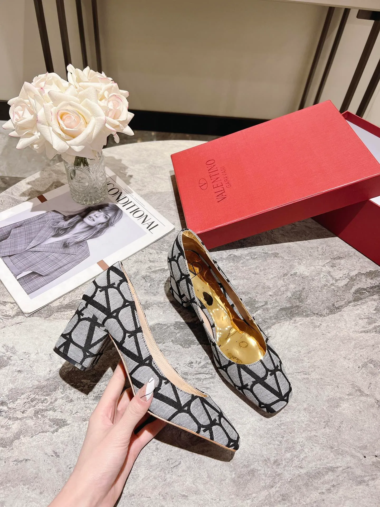 👟👟Ex-factory price 440👟👟 Genuine leather sole +40 Top version 𝑉𝐴𝐿𝐸𝑁𝑇𝐼𝑁𝑂 Valentino new spring and summer women's 5⃣️ color spring shoes. The unique [V logo fabric print pattern] brings out a full sense of high-end, and the new season will live up to expectations! Worth buying★Absolutely high-grade❥Original method, Absolutely sensual❥Elegant style, creating a different feeling, simple and elegant style!  Code number: 35-41 (34-42 customized) Fabric: Fabric printed cloth Lining: Sheepskin lining Heel height: 6cm～8.5cm2⃣️ options Leather outsole Rubber outsole